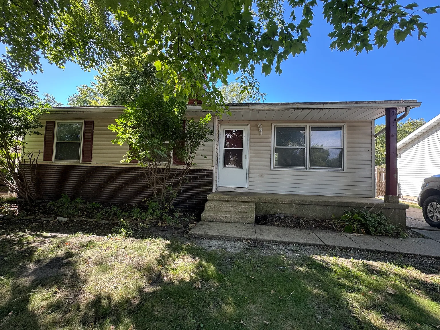 2077 Scarbrough — Photo 1