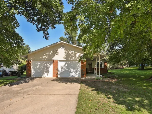 70 S Meadow Ln, Glen Carbon, IL 62034