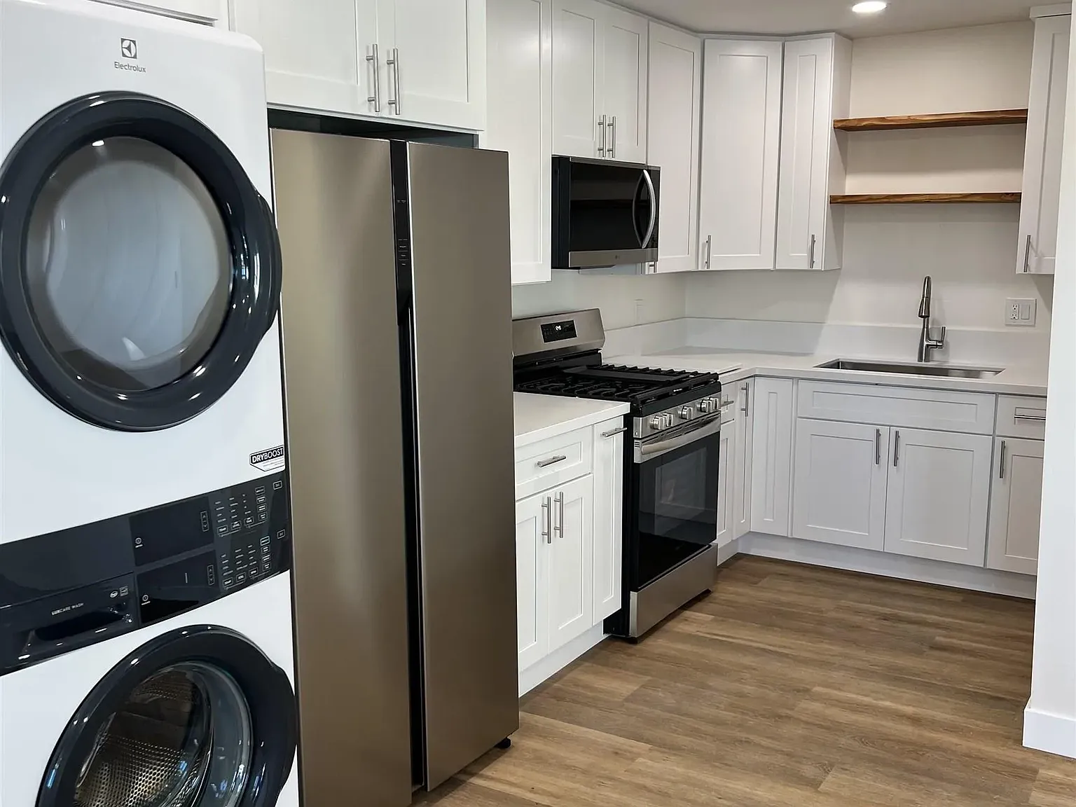 3 bed, 2.0 bath, 900 sqft, $3,300 — Photo 4