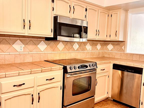 5th image of 953 E Foxhill Dr