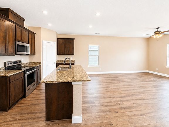 5th image of 124 Canales Cir