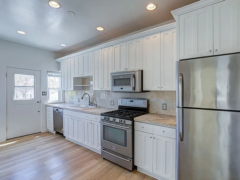 320-322 S Reeves Dr — Photo 7
