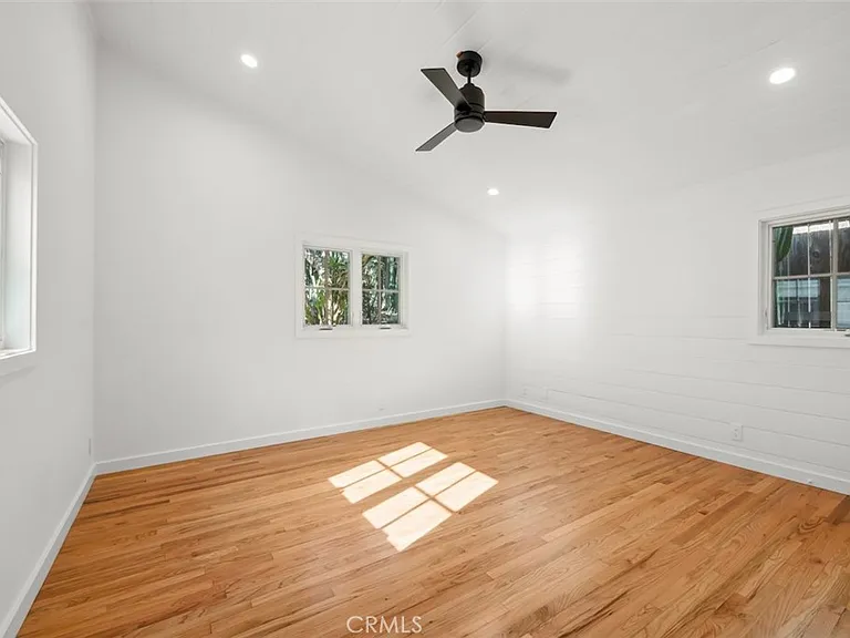 2549 N Beachwood Dr — Photo 10