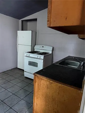 3 bed, 1.0 bath, 949 sqft, $1,295 — Photo 2