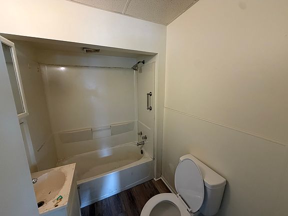 2nd image of 944 E 4th St #1