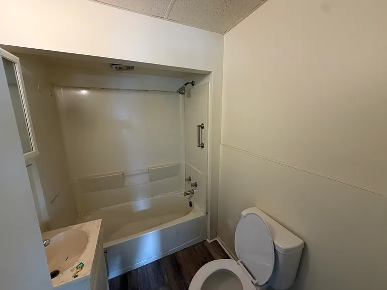 944 E 4th St #1 — Photo 2