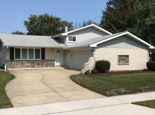 8654 W Sun Valley Dr, Palos Hills, IL