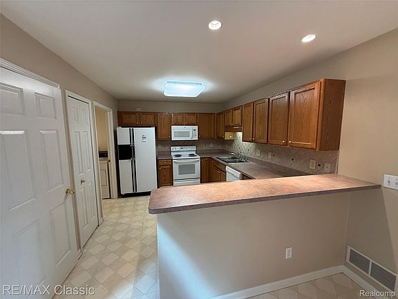 5th image of 61016 Evergreen Ct