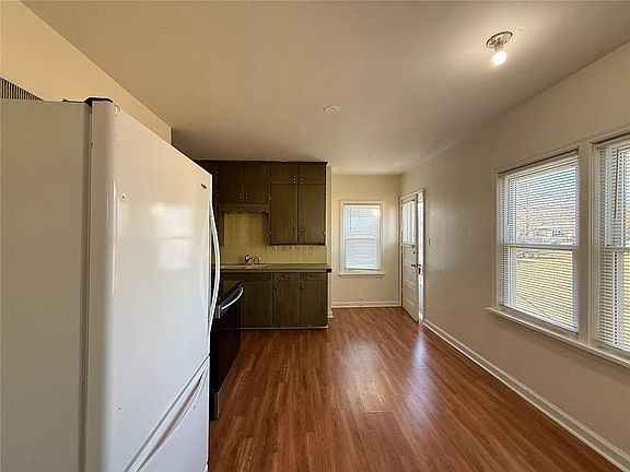 4th image of 231 W 4th St