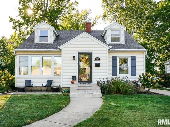 1705 Crescent Dr, Pekin, IL 61554