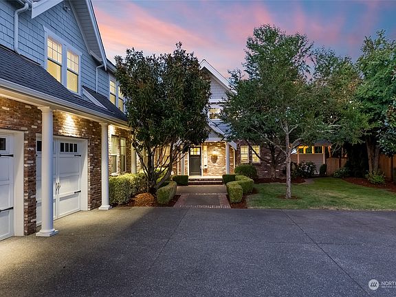 3rd image of 2819 Moorelands Drive NW