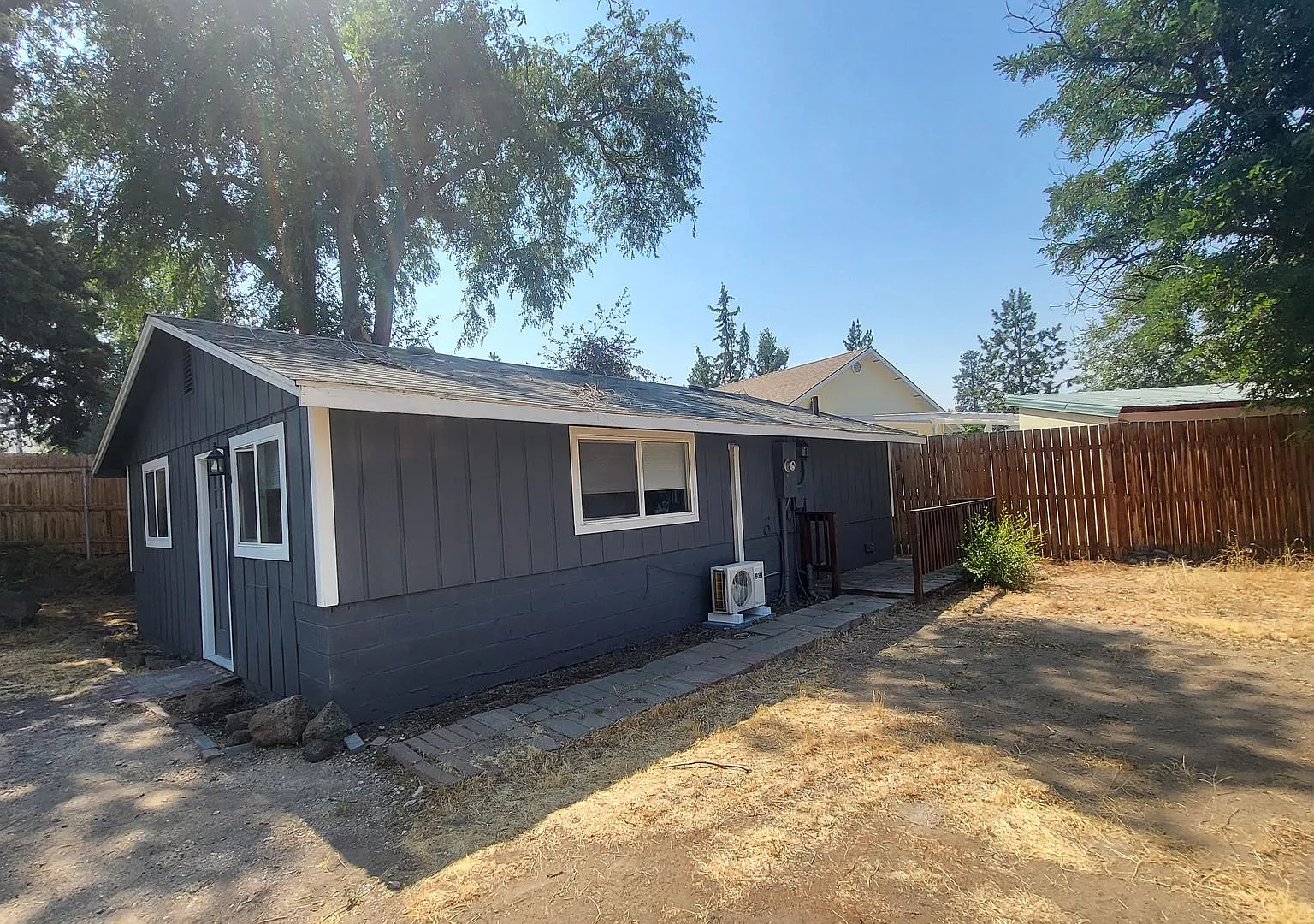 2 Bed 1 Bath single level home Bend Oregon — Photo 2