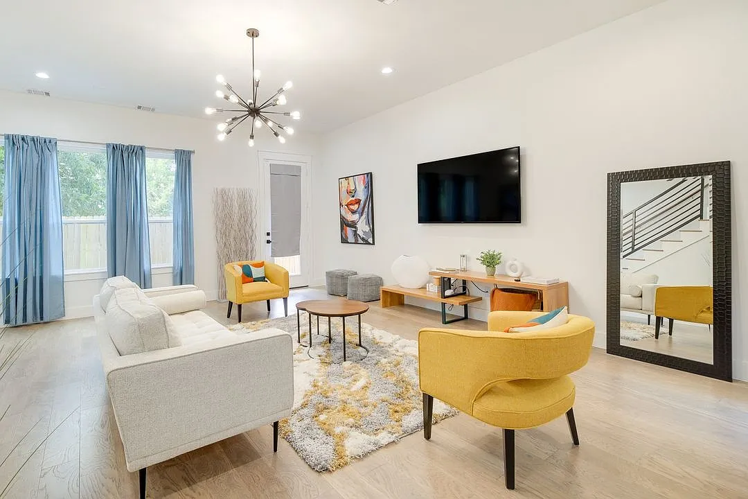 Welcome to this move-in ready 3-bed, 2.5-bath home in the thriving East Downtown Market Street area. — Photo 1