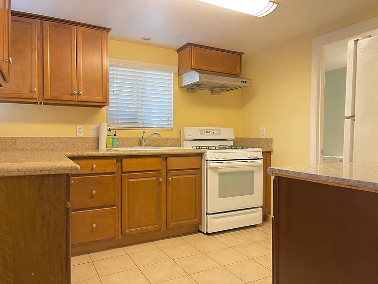 1131 Rose Ave — Photo 3