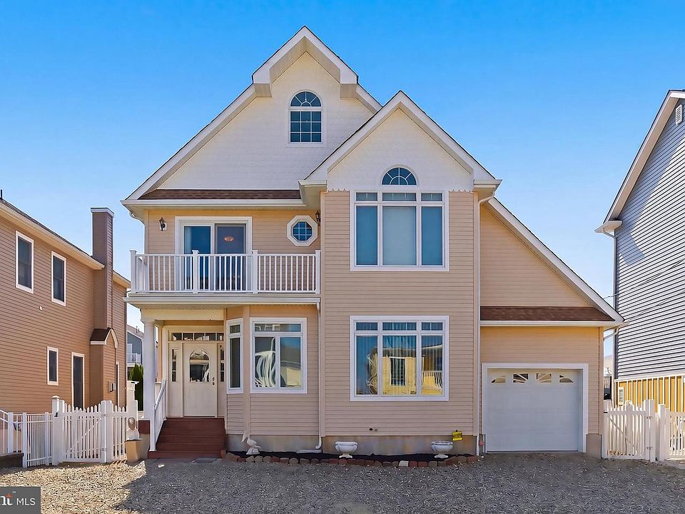 1st image of 32 Halsey Dr