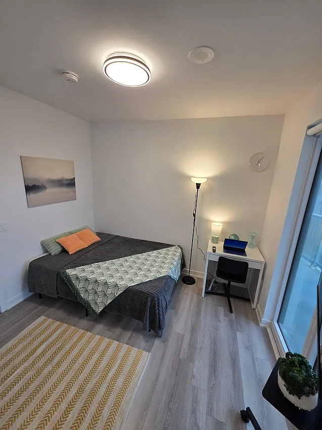 Master Room - Dundas St West & Simcoe St — Photo 2