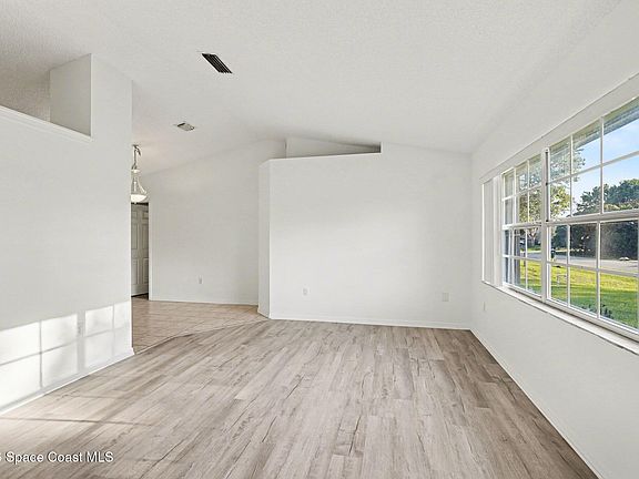 4th image of 146 Oakcrest Ave NE