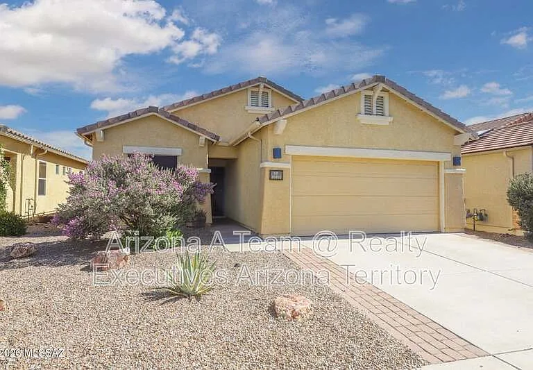 10401 E Yew Pl — Photo 1