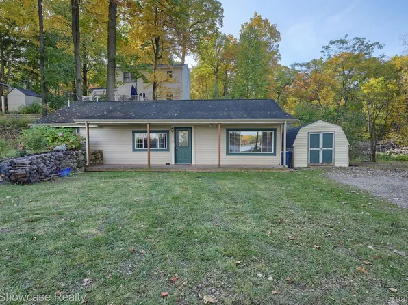 5276 Wayne Rd, White Lake, MI 48383