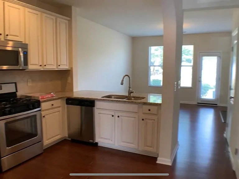 77 Pocono Dr — Photo 2