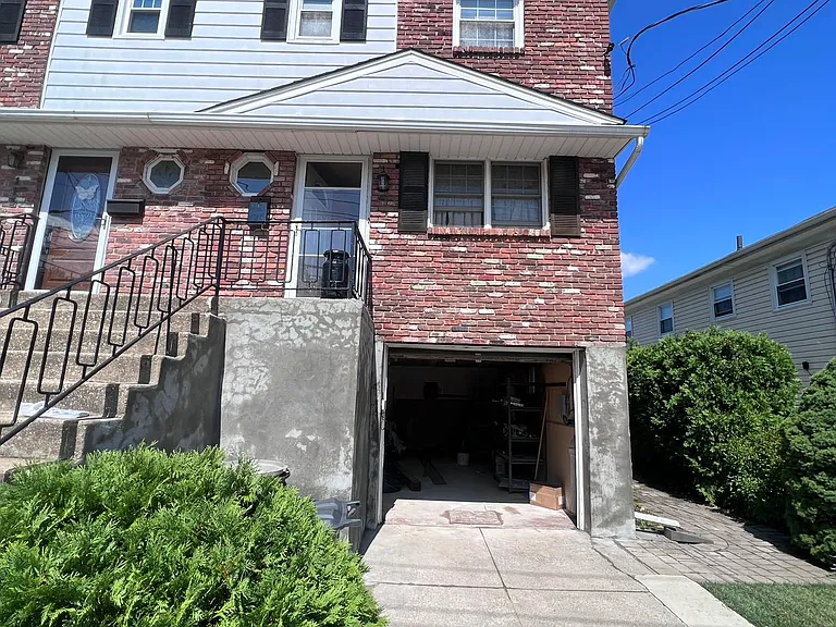 111 E Broadway — Photo 1