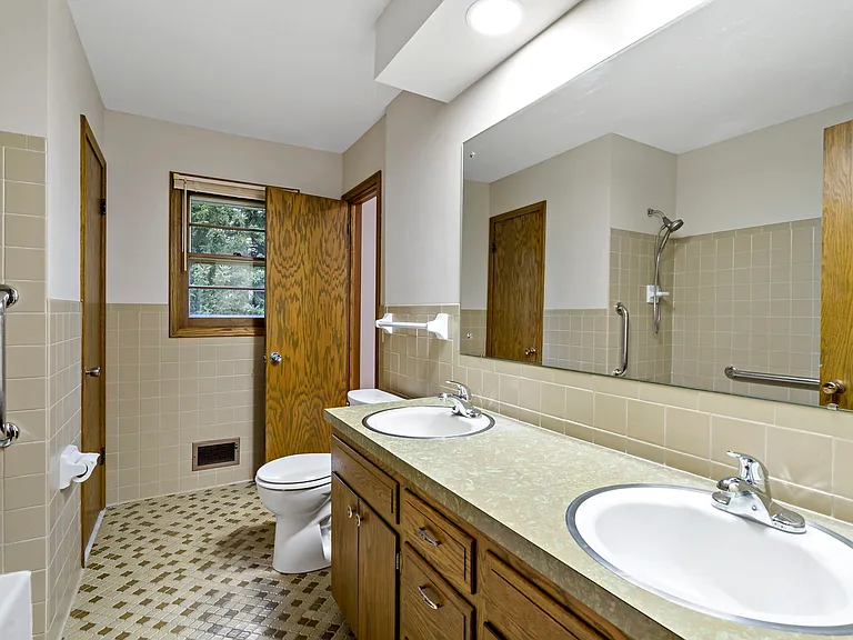 Master bath+tub+double vanity