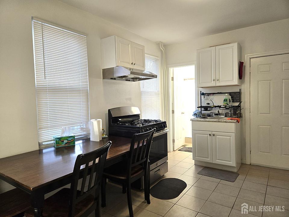 1st image of 54 Harvey St APT 1