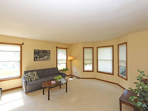 3rd image of 2 Laurelwood Dr