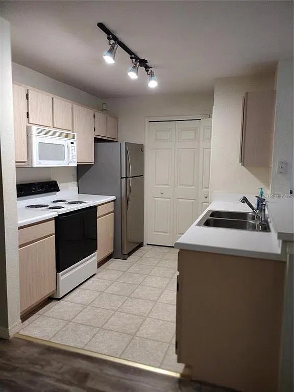 2 bed, 2.0 bath, 1093 sqft, $1,700 — Photo 4