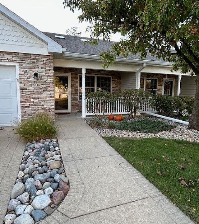 1st image of 904 Evergreen Ln