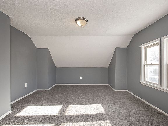 4th image of 7621 Rosewood Ave
