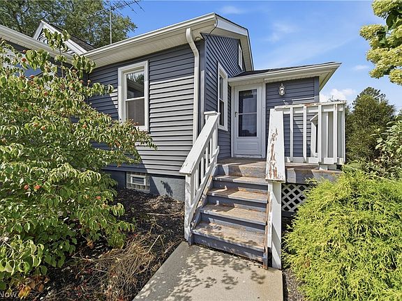 5th image of 11812 Sinclair St SW