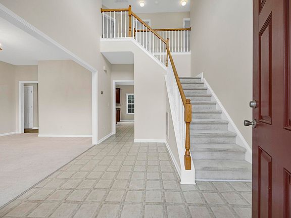 3rd image of 109 Cotoneaster Dr
