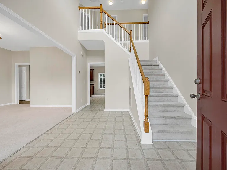 109 Cotoneaster Dr — Photo 3