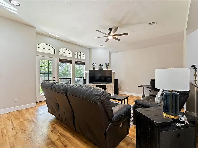 976 Northampton Dr — Photo 11