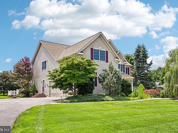 3rd image of 28 Castleton Ln