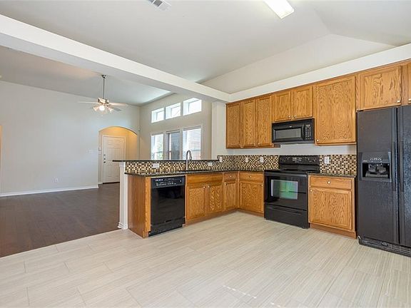 4th image of 6005 Meadowglen Dr