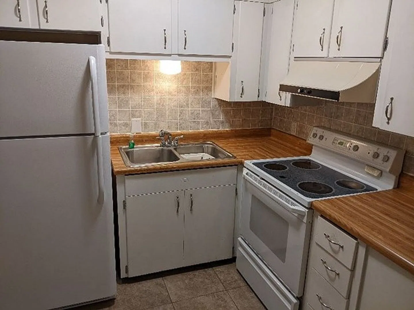 2811 Pembroke Ln — Photo 4