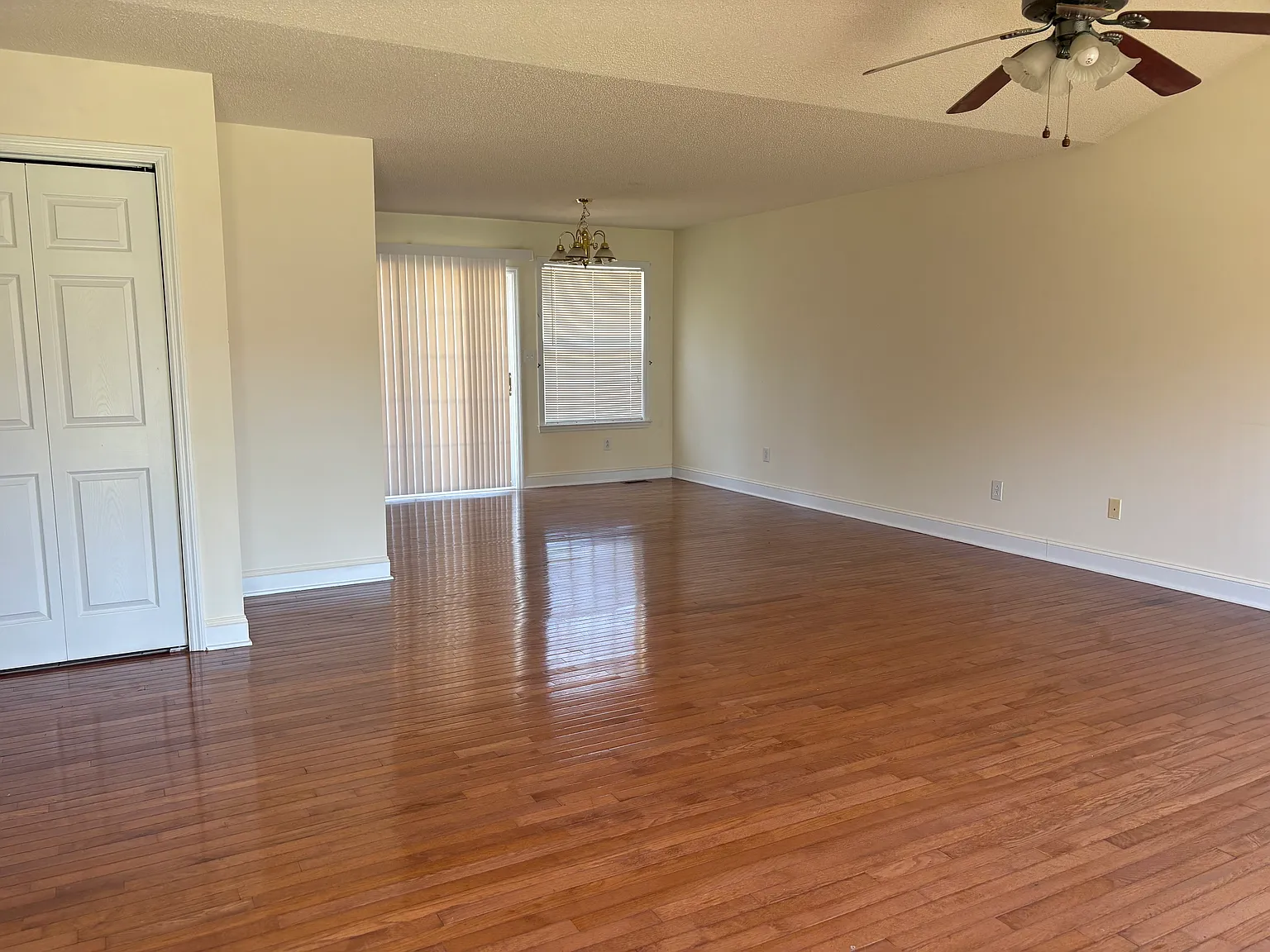 3 bed, 1374 sqft, $1,800 — Photo 2