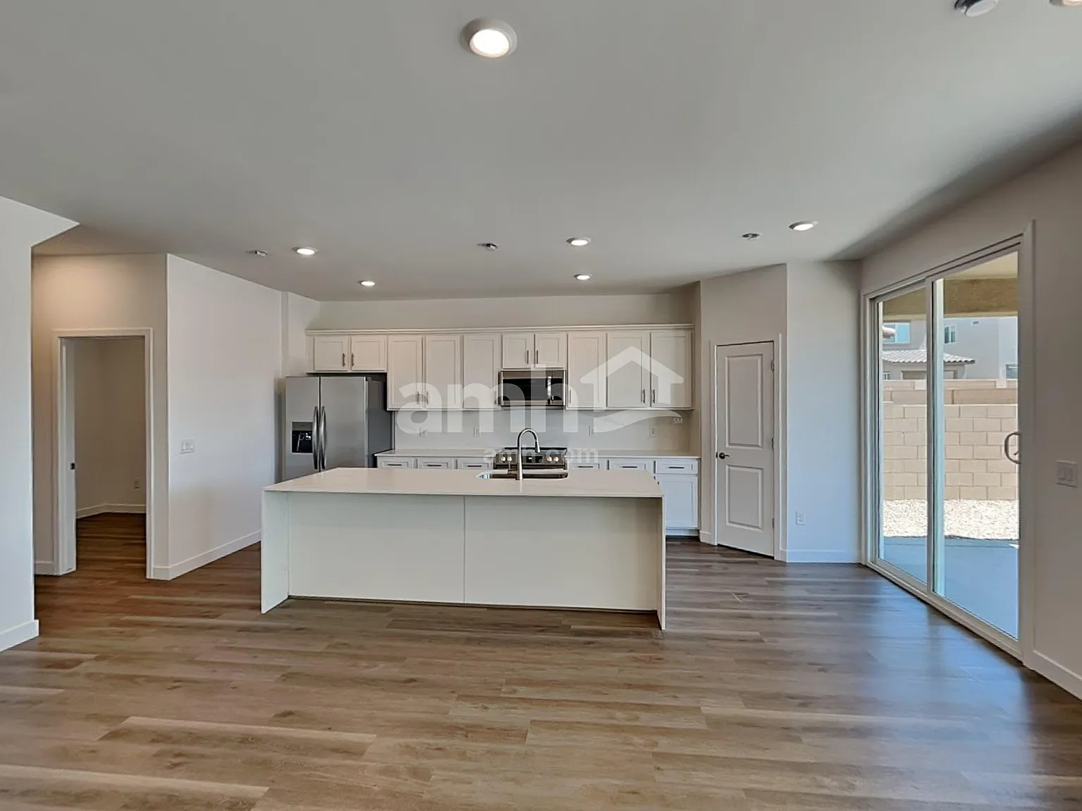 4 bed, 2.5 bath, 2015 sqft, $2,270 — Photo 4