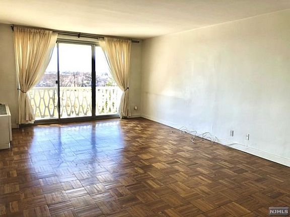 2nd image of 2100 Linwood Ave APT 6D