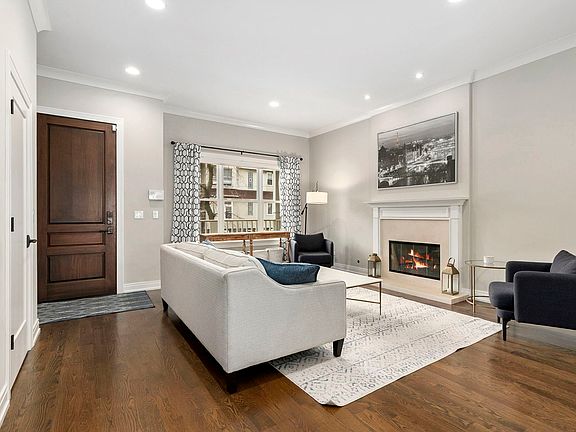 2nd image of 1648 W Fletcher St