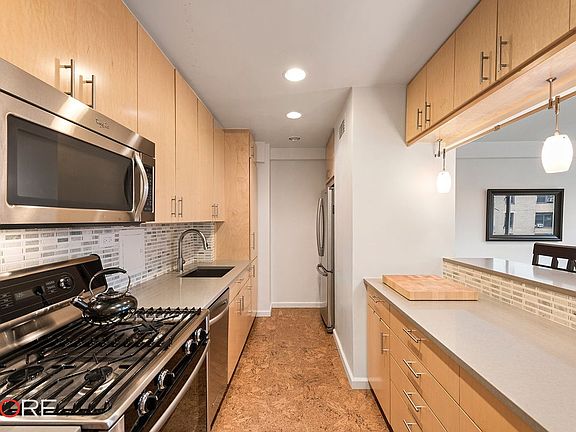 3rd image of 315 W 70th St APT 18D