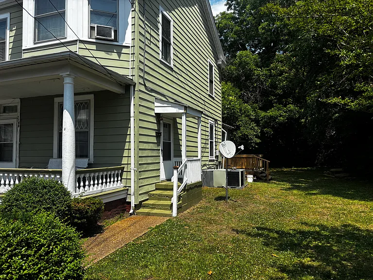 275 Webster Ave — Photo 2