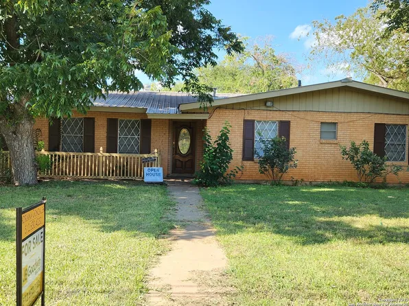 812 W Brazos St, Pearsall, TX 78061