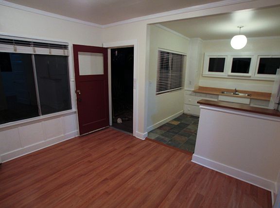 3rd image of 1520 1/2 Bath St