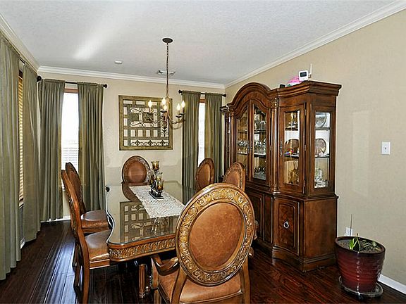 The holidays are around the corner. There is room for all of your family and friends in this formal 