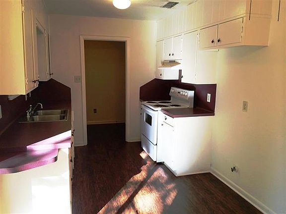 4th image of 1106 Rolling Hills Dr