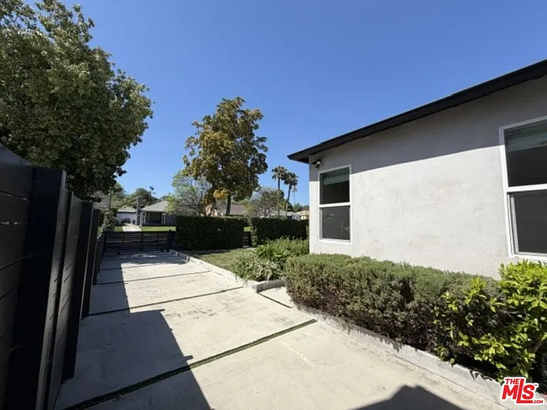 1768 S Fairfax Ave — Photo 33