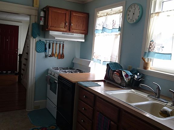 4th image of 85 E College St